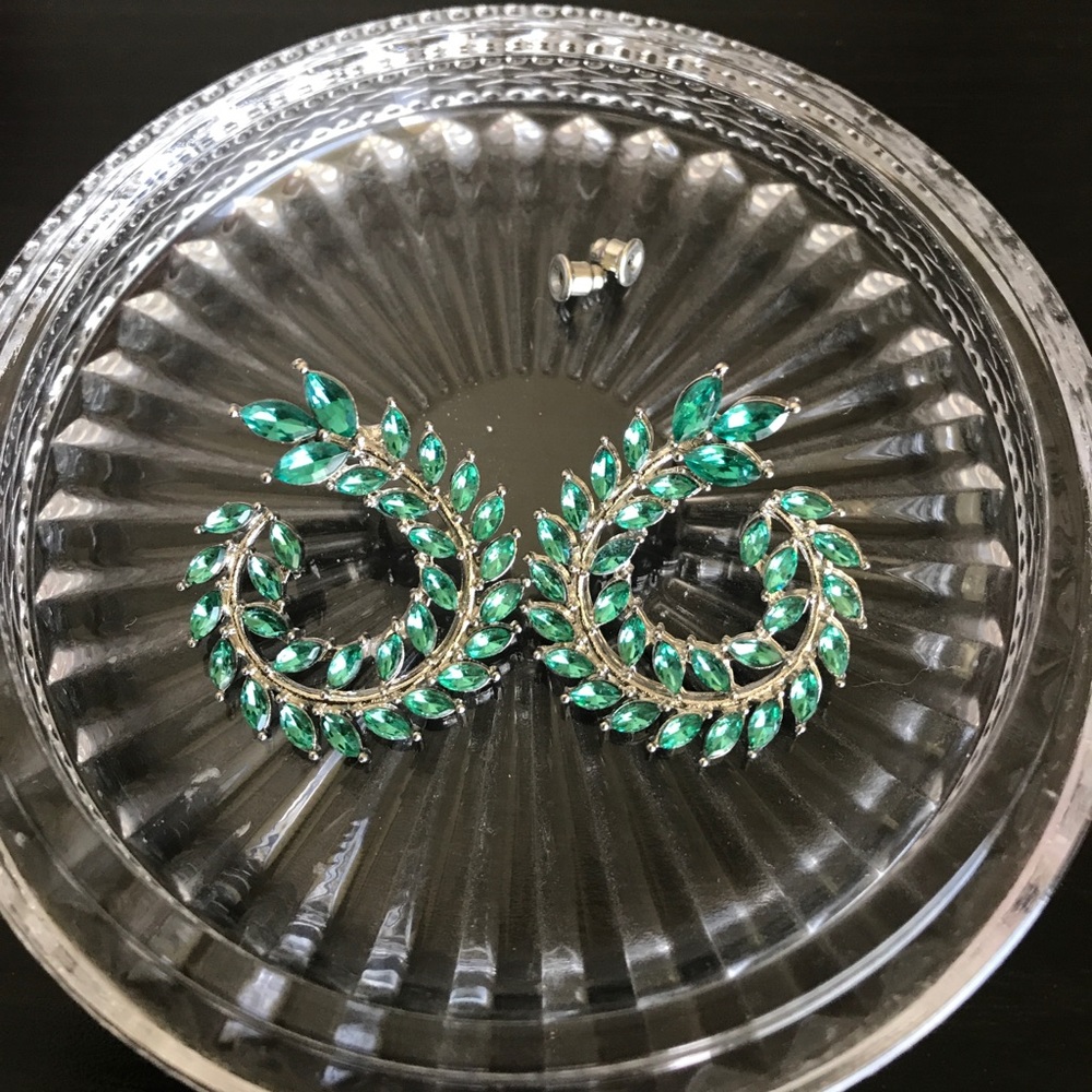  Regal Wreath Earrings - Picture 3 of 5